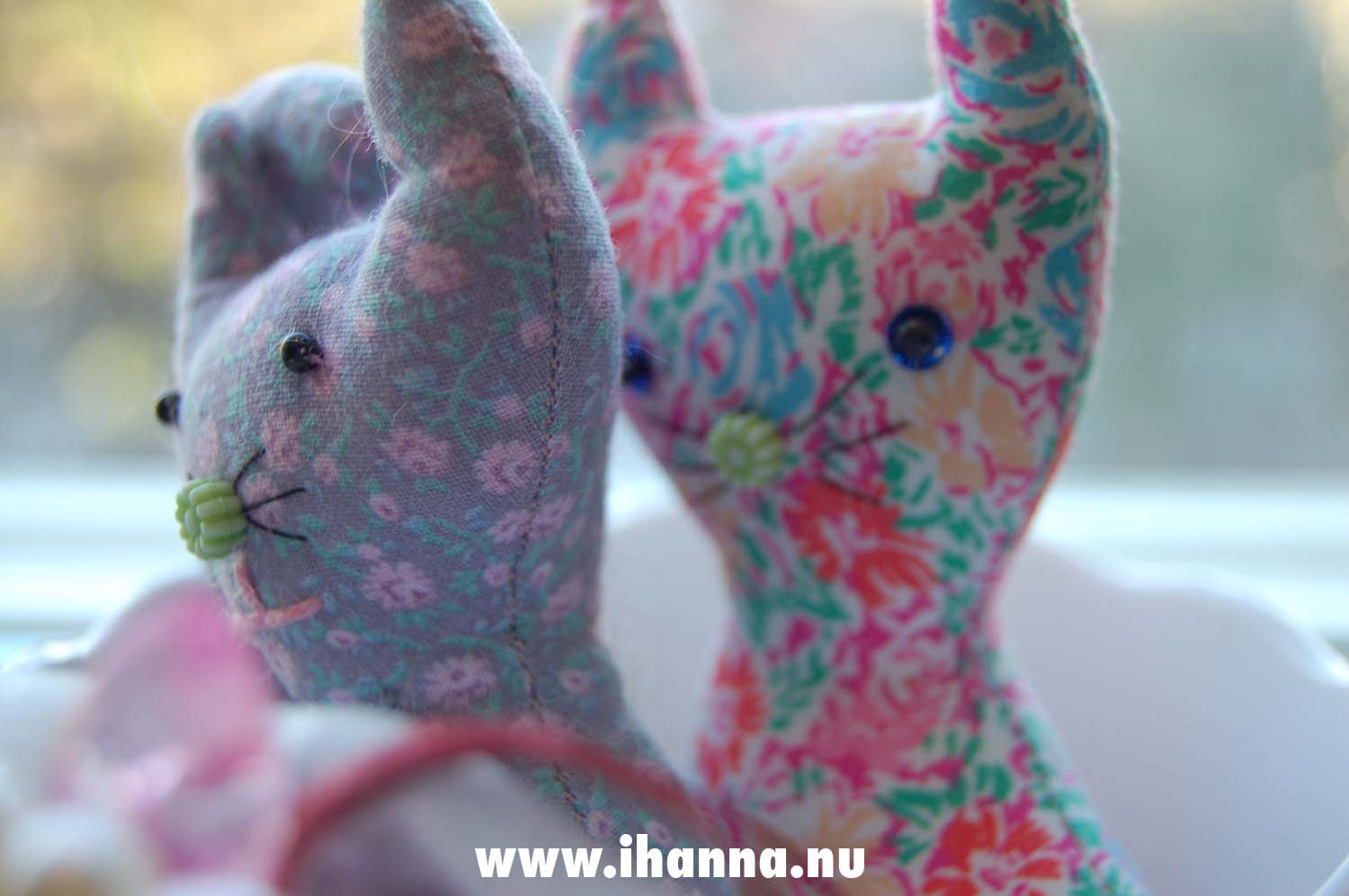 Pair of Katt-i-Fnatt softie cats sewn by iHanna (Photo copyright Hanna Andersson, Studio iHanna)