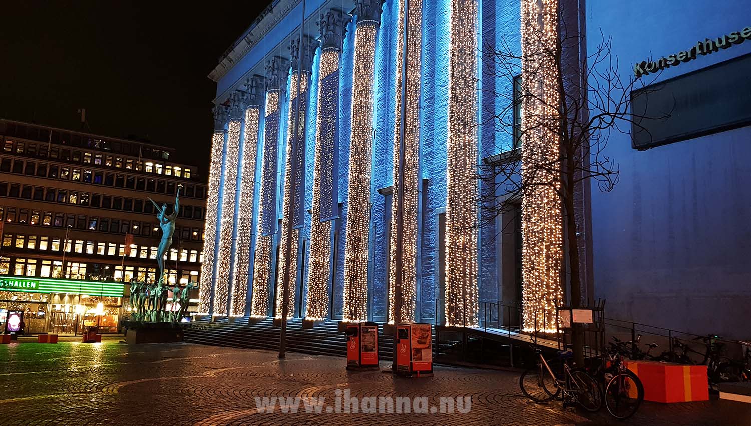 Street photography in Stockholm at night Konserthuset (Photo Copyright Hanna Andersson)