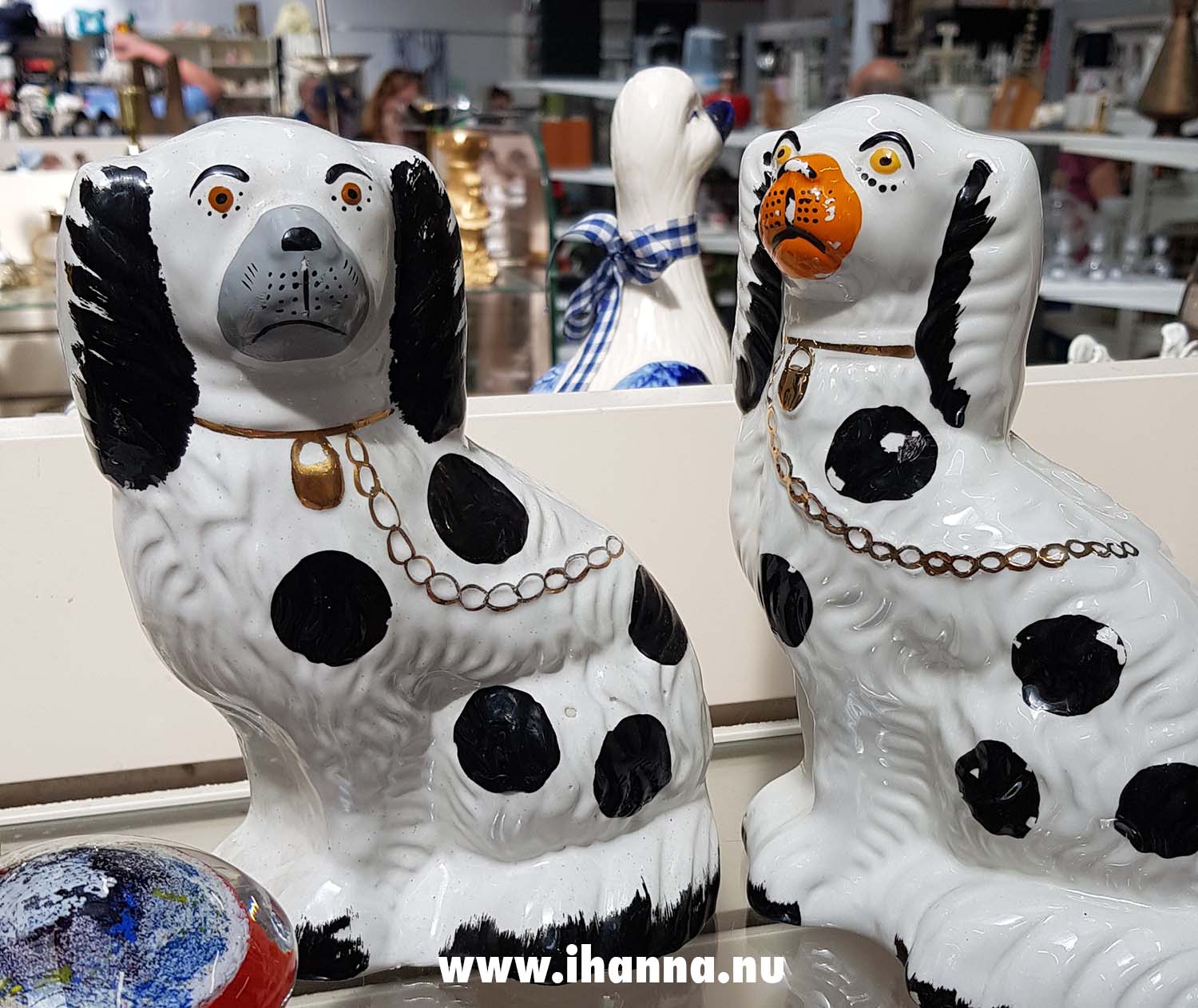 Pair of porcelain dogs in the thrift shop (Copyright Hanna Andersson)