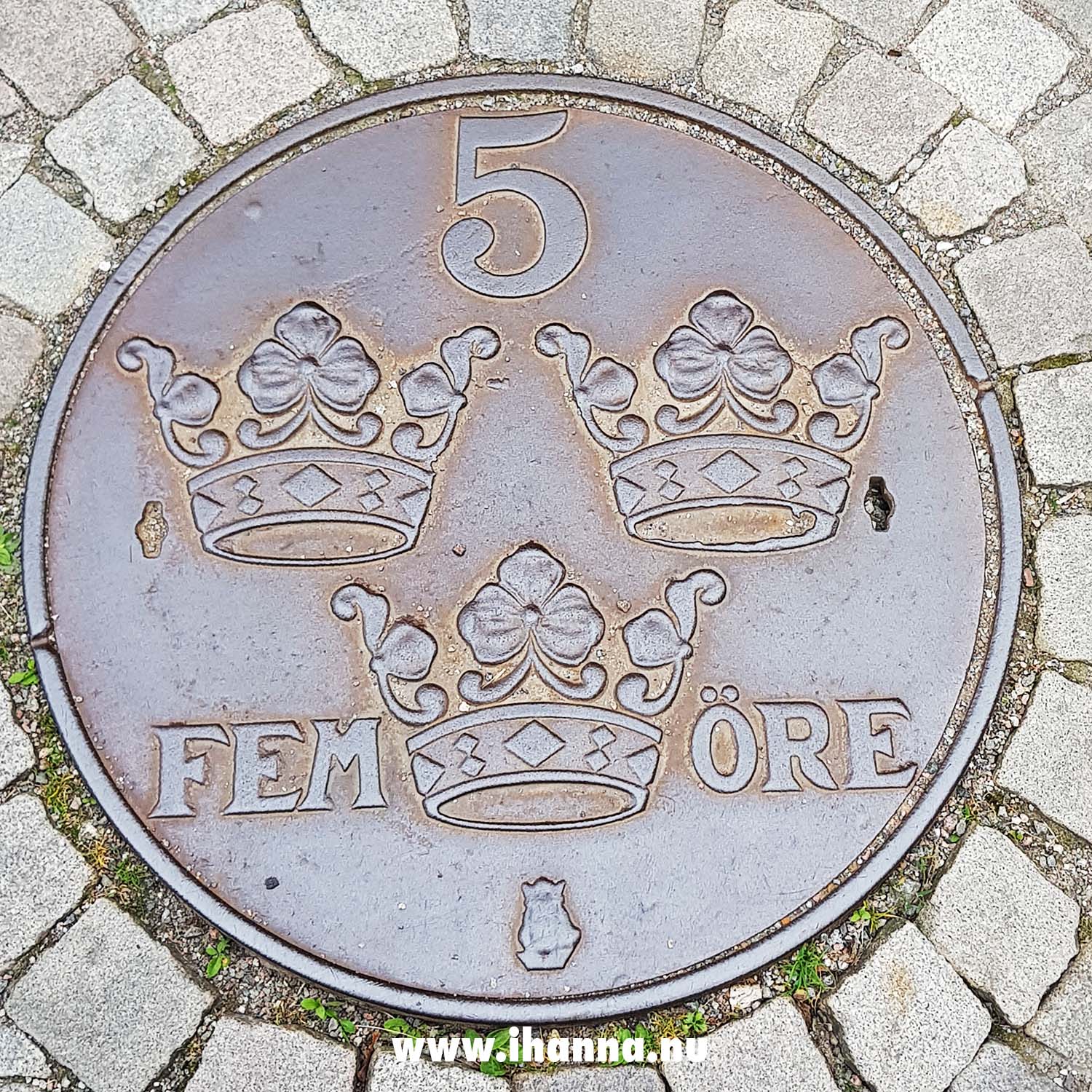 Fem öre manhole cover in a Swedish town photographed by iHanna (Photo copyright Hanna Andersson)