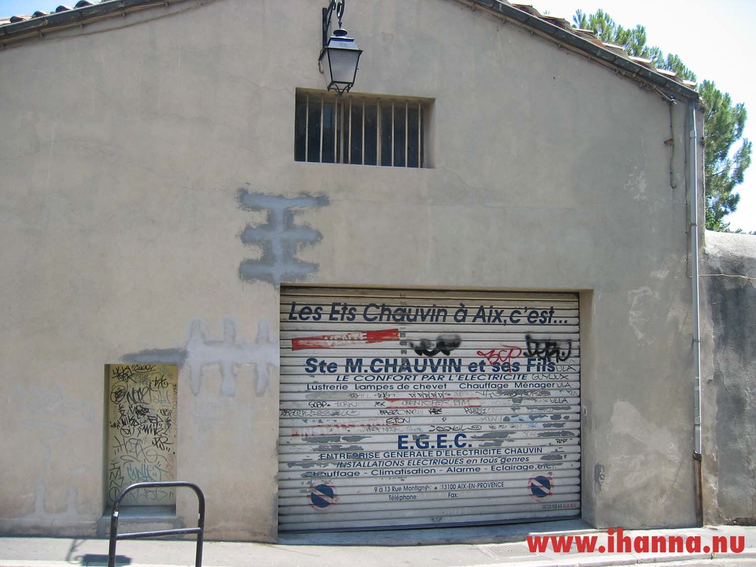 Worn french garage door photographed by iHanna 2005 (Photo copyright H. Andersson)