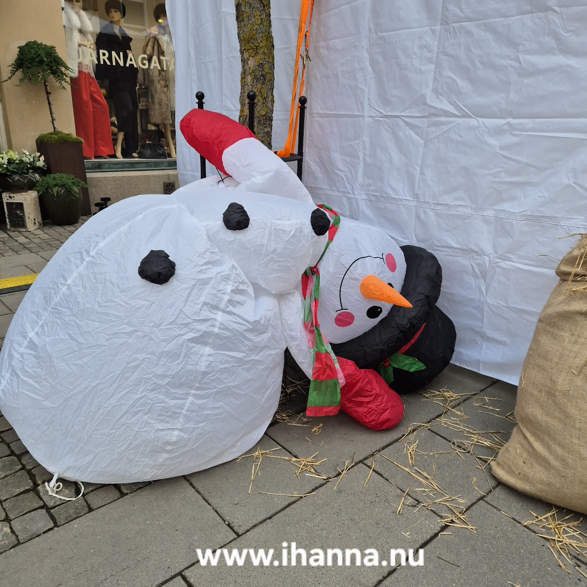 Sad snowman in global warming weather Sweden Europe not really giving cozy Christmas vibes (photo copyright ©️ Hanna Andersson)